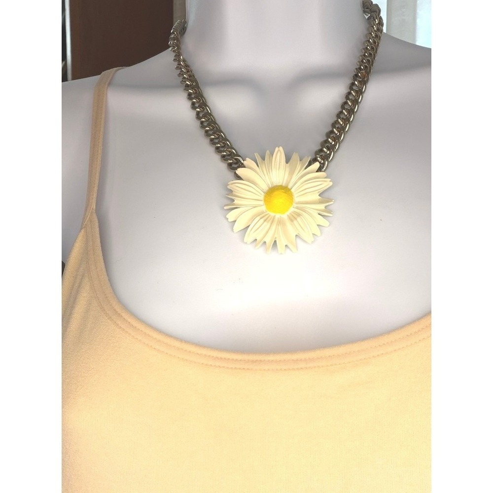 Daisy Pendant Necklace Gold Tone Chunky Curb Chain
